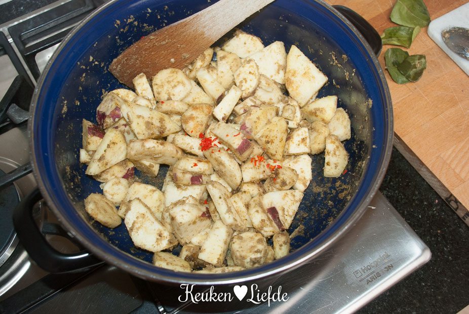 Voeg de pastinaak en zoete aardappel toe