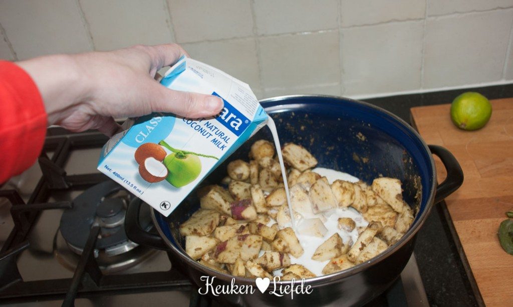 Voeg de kokosmelk toe.