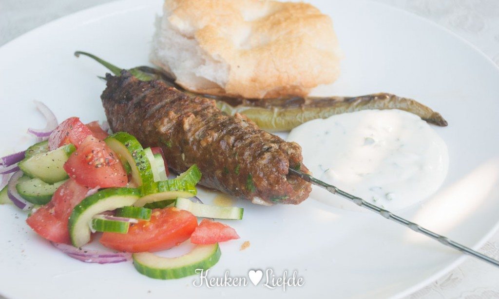 Turkse gehaktspies met knoflooksaus