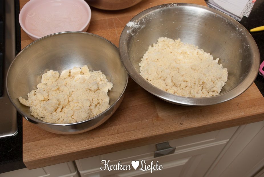 Verdeel het kruimeldeeg in twee schalen