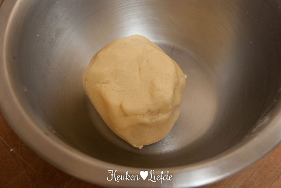 Maak het deeg voor appelkruimeltaart