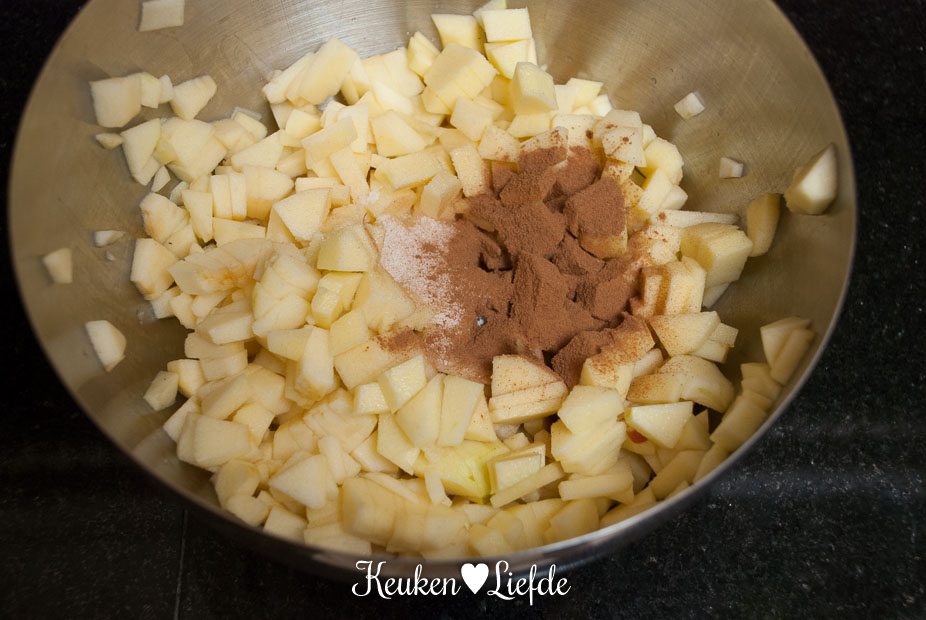 De appelvulling maken voor de appelkruimeltaart