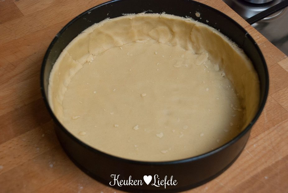 Bekleed de bakvorm met het deeg