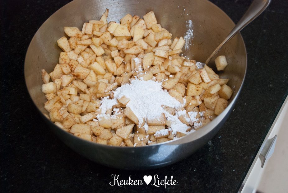 Suiker toevoegen aan de appelvulling voor de appelkruimeltaart