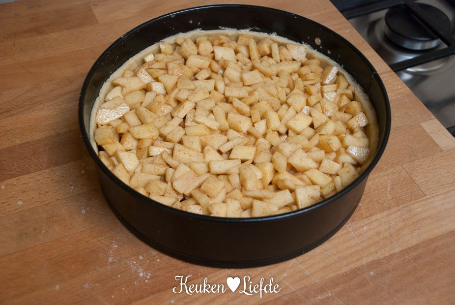 Verdeel de appelvulling over het deeg in de bakvorm