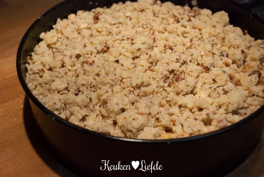 Verdeel de deegkruimels met noten over de appelvulling
