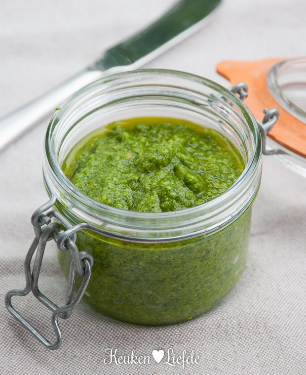 Groene pesto van babyboerenkool