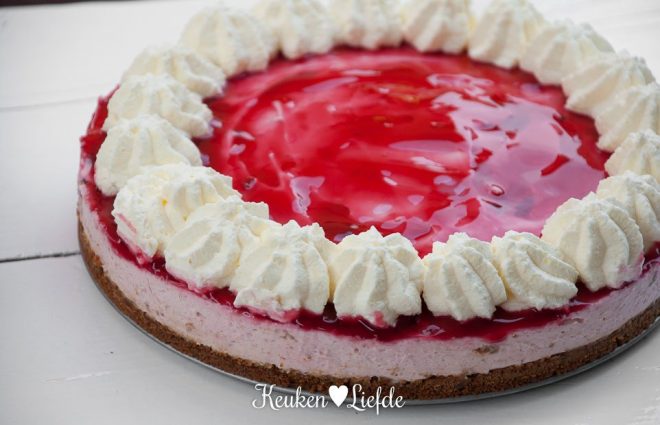 Monchoutaart met kersencompote
