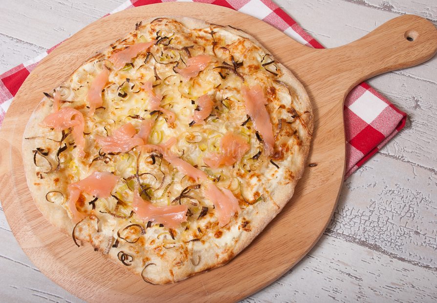 Flammkuchen met prei en gerookte zalm