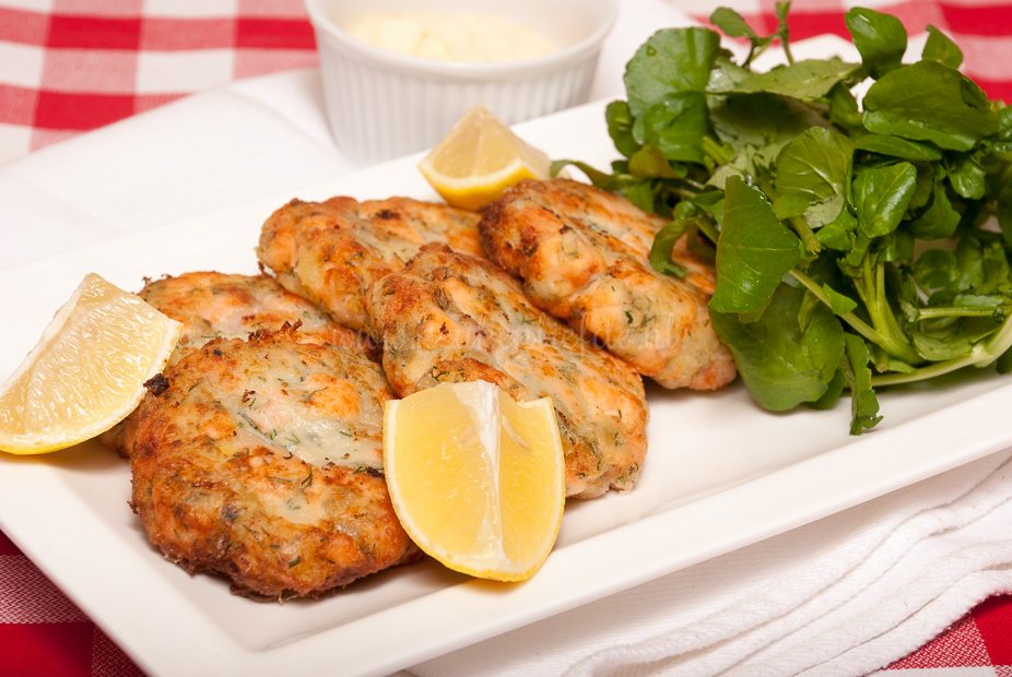 Zalmburger met chilimayo