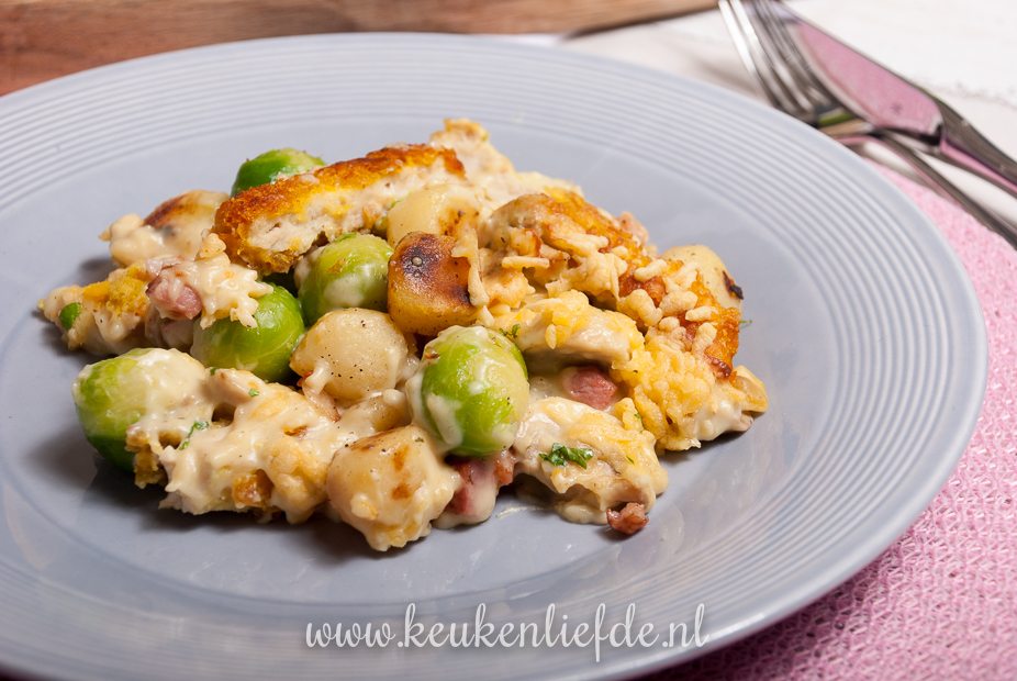 Spruitjes-ovenschotel met kip en champignonsaus