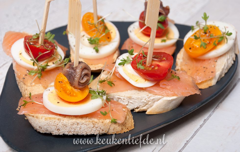 Pinchos met zalm en ei