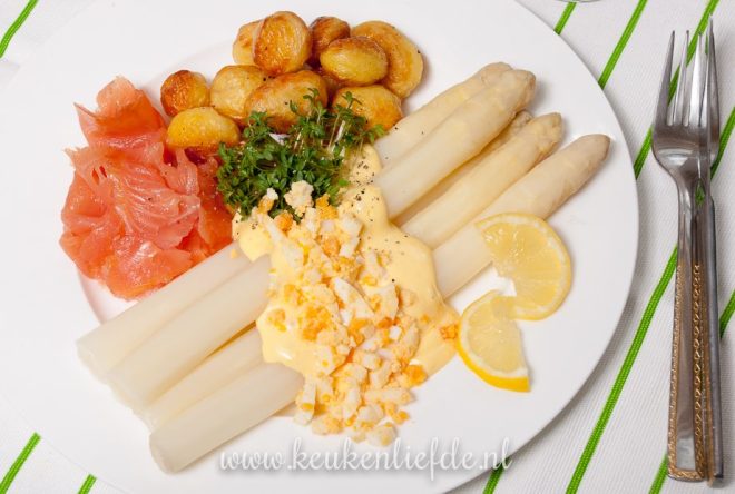 Asperges met zalm en hollandaisesaus