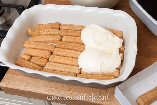 Maak laagjes in de ovenschaal van lange vingers en mascarponecrème