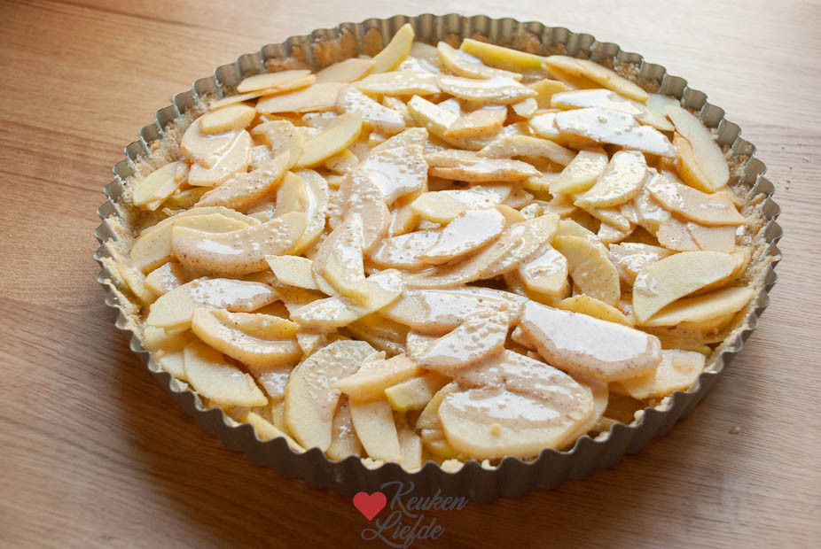 Verdeel de appels over de deegbodem en schenk de vulling erover