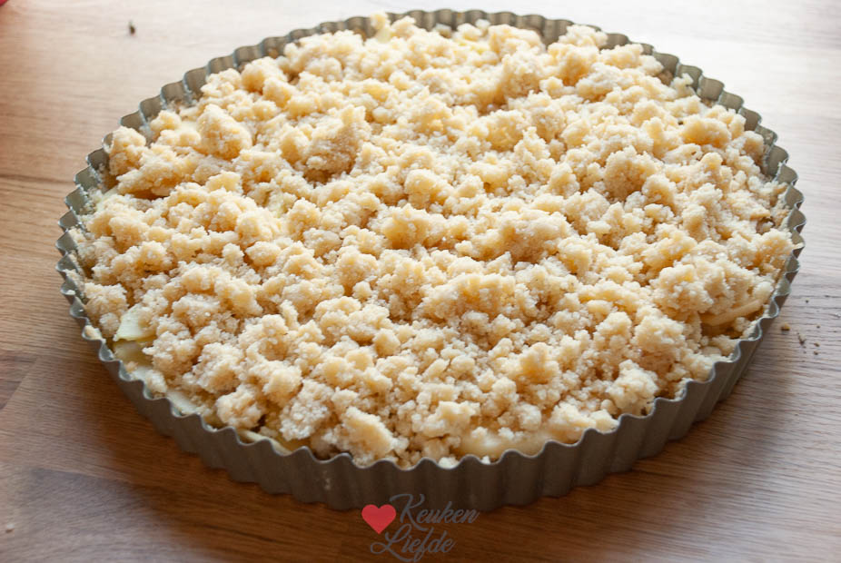 Bedek de appeltaart met deegkruimels