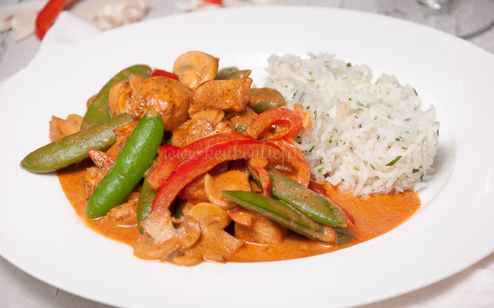 Kip stroganoff met sugarsnaps