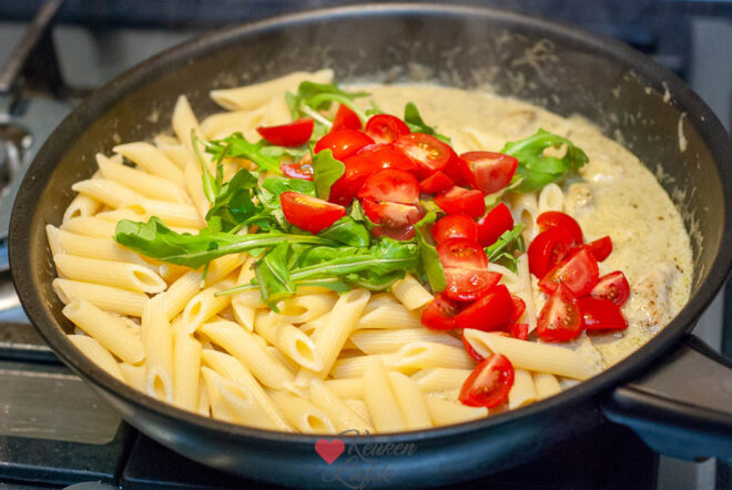 Roer de pasta door de saus