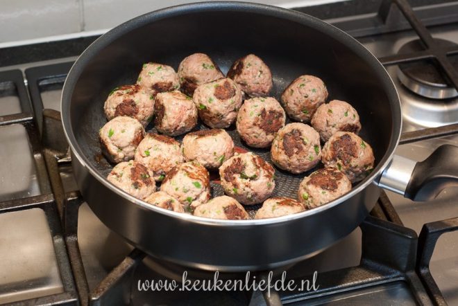 Bak de gehaktballetjes goudbruin 