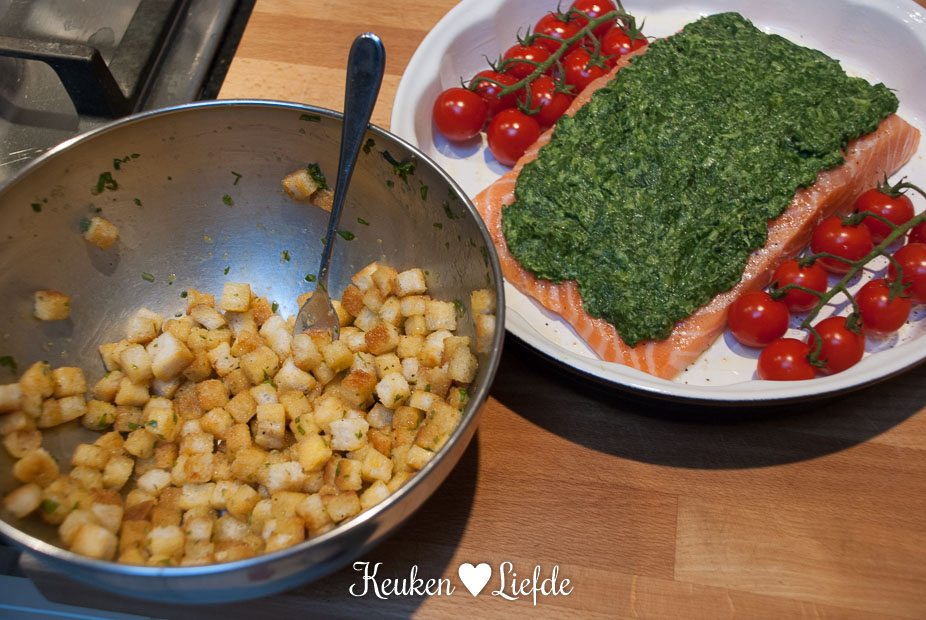 Zalm met spinazie en brood croutons uit de oven