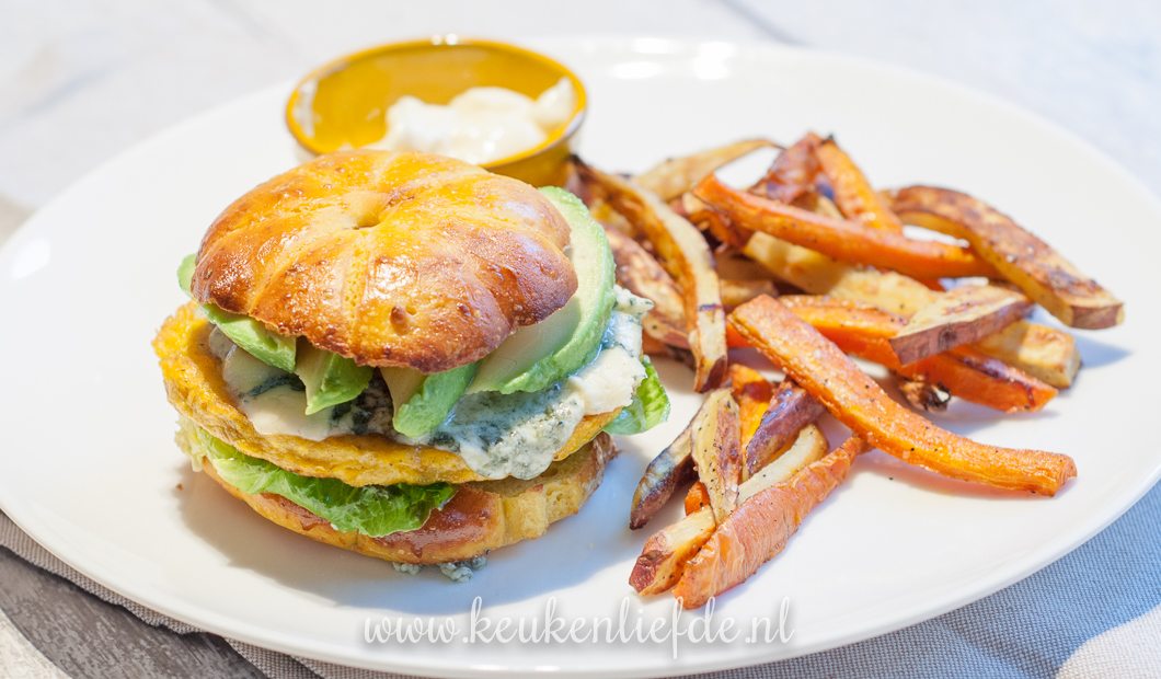 Vegaburger met groentefriet Vegaburger met groentefriet