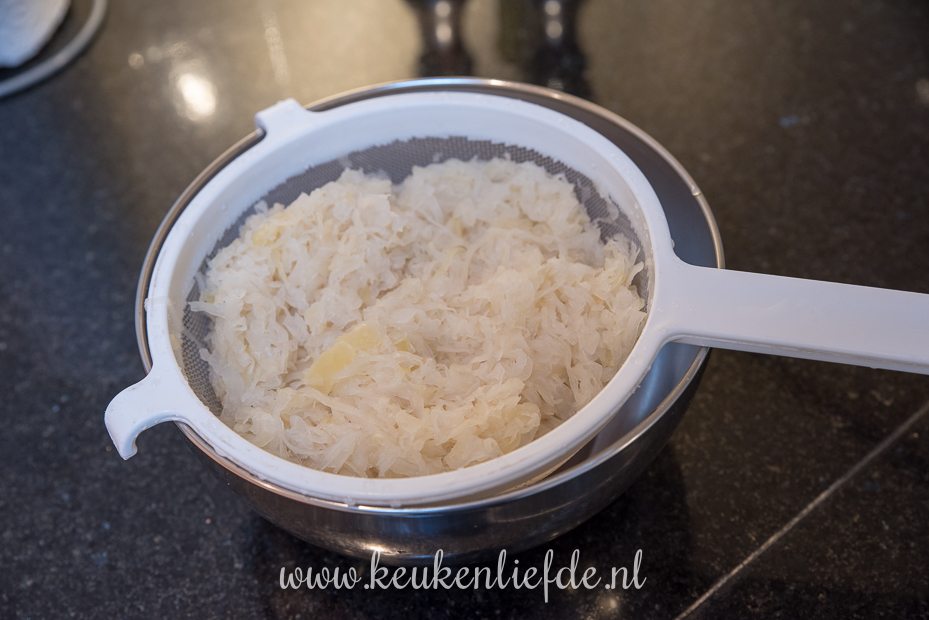 Zuurkool-ovenschotel met gehakt en crème fraîche