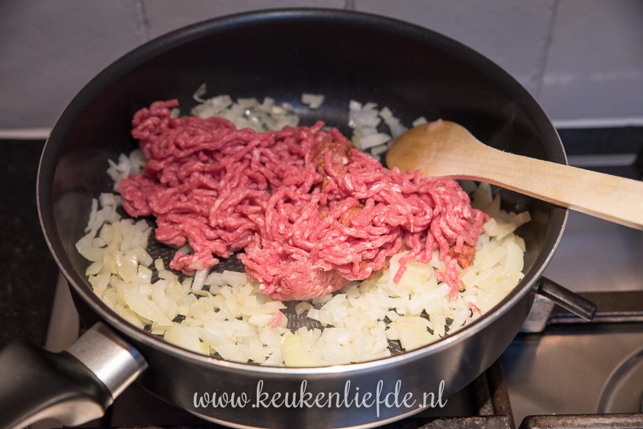 Zuurkool-ovenschotel met gehakt en crème fraîche