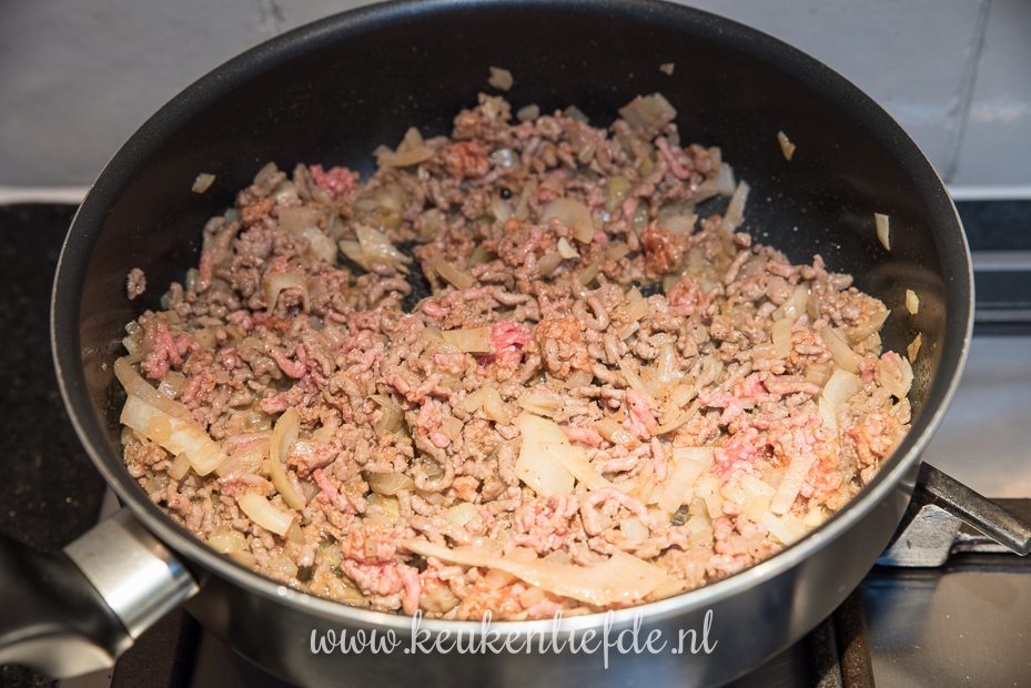 Zuurkool-ovenschotel met gehakt en crème fraîche