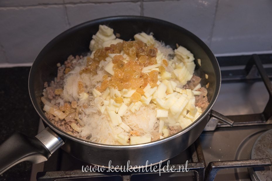 Zuurkool-ovenschotel met gehakt en crème fraîche