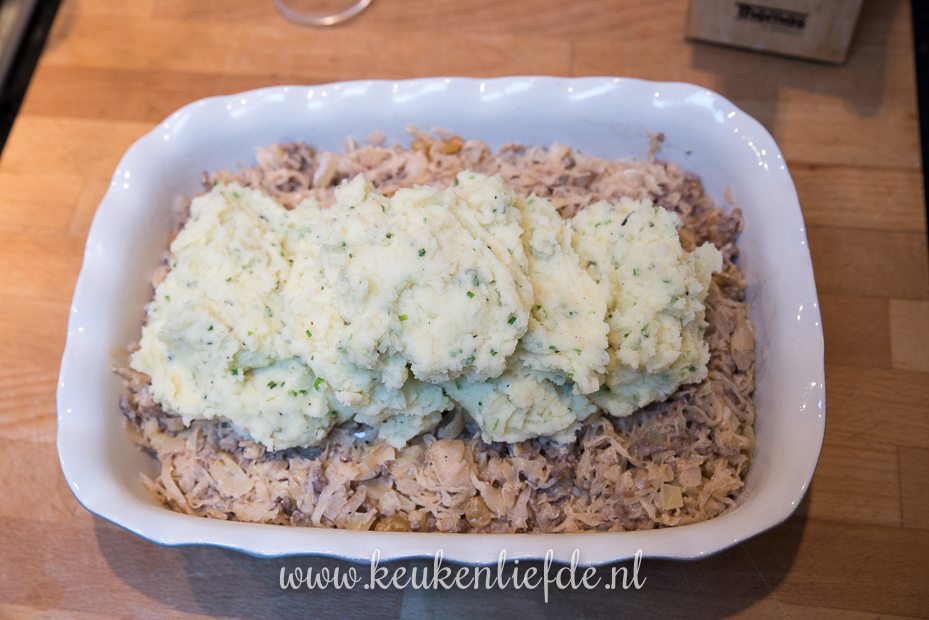 Zuurkool-ovenschotel met gehakt en crème fraîche
