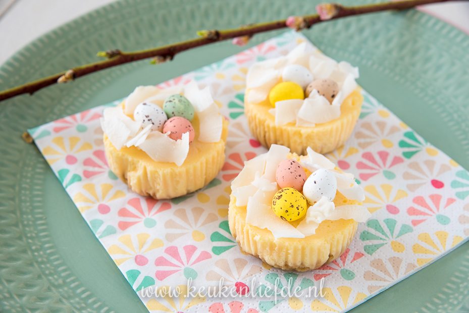 Cheesecake cupcakes met paasnestje Cheesecake cupcakes met paasnestje