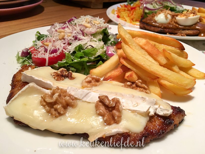 Schnitzel met brie, walnoot en honing Schnitzel met brie, walnoot en honing
