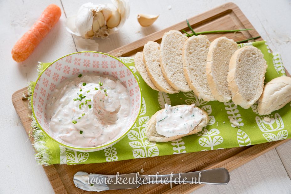 Kruidige yoghurt spread met wortel en bieslook