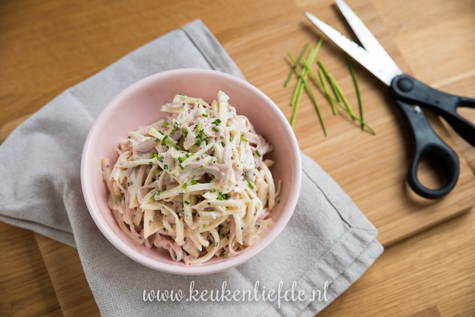 Selderijsalade met ham en bieslook Selderijsalade met ham en bieslook