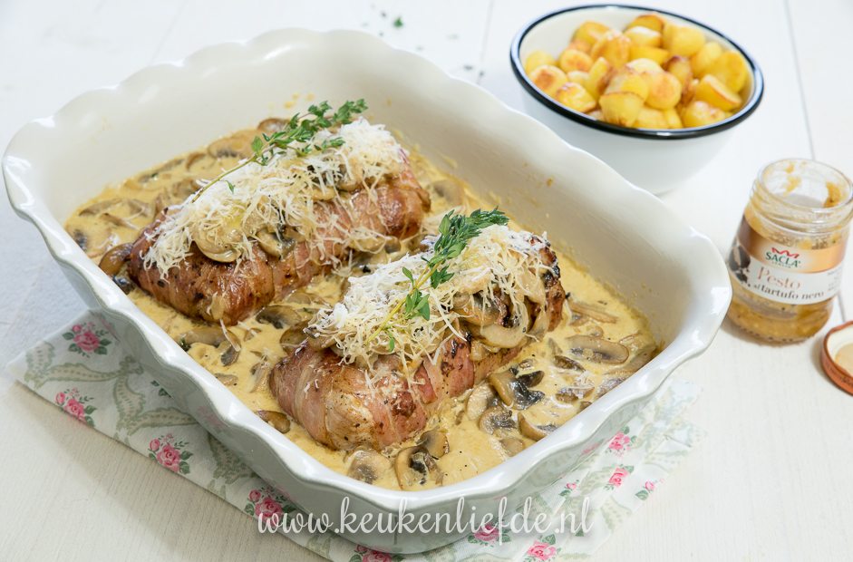 Varkenshaas uit de oven met truffelpesto, spek en champignonsaus