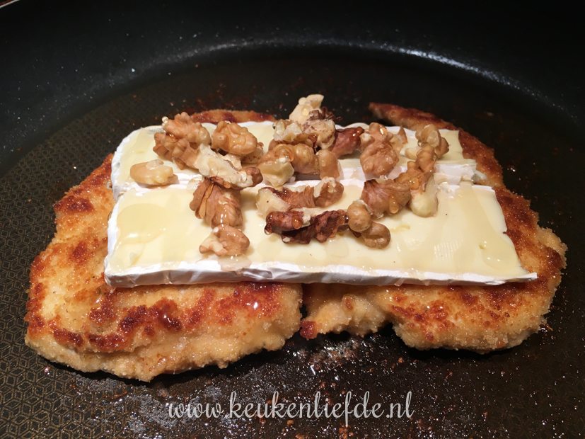 Schnitzel met brie, walnoot en honing Schnitzel met brie, walnoot en honing