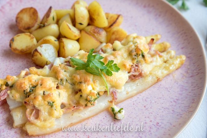 Aspergeschotel met ham en kaas