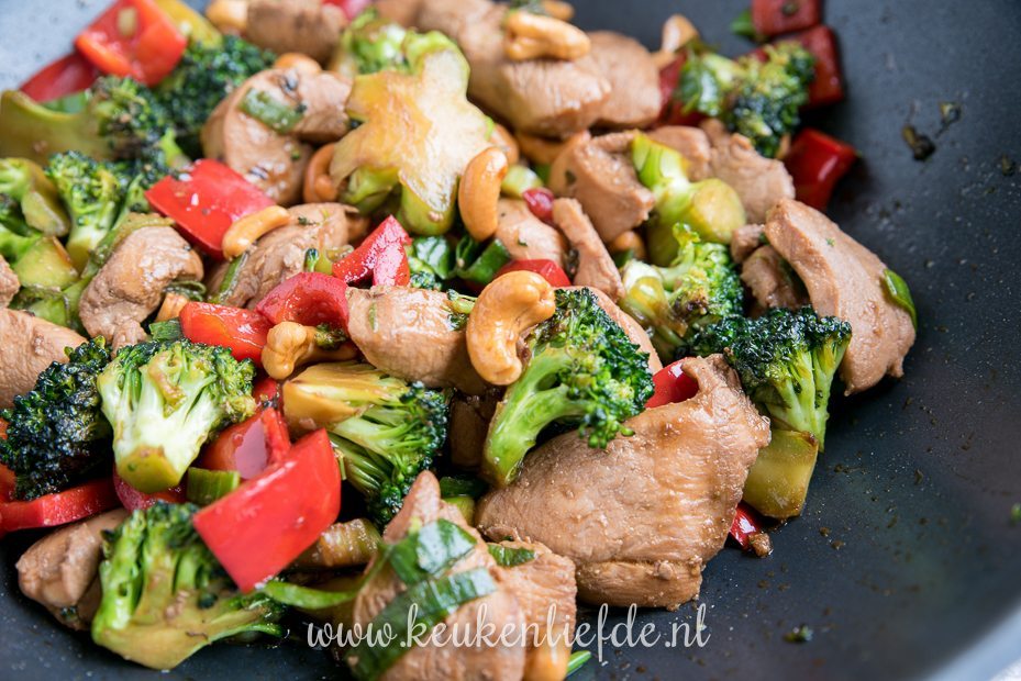 Kip siam met broccoli, paprika en cashew