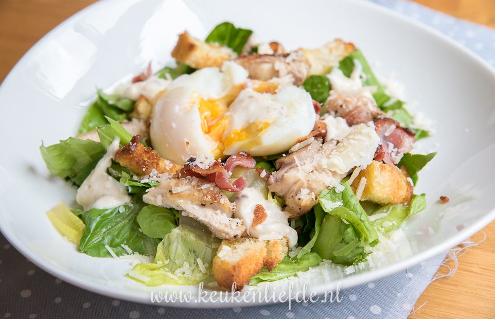 Caesarsalade met kippendij, bacon en ei