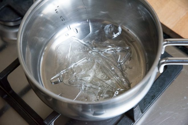 Week de gelatineblaadjes in water