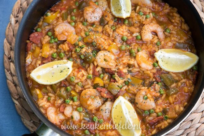 Paella met garnalen en chorizo