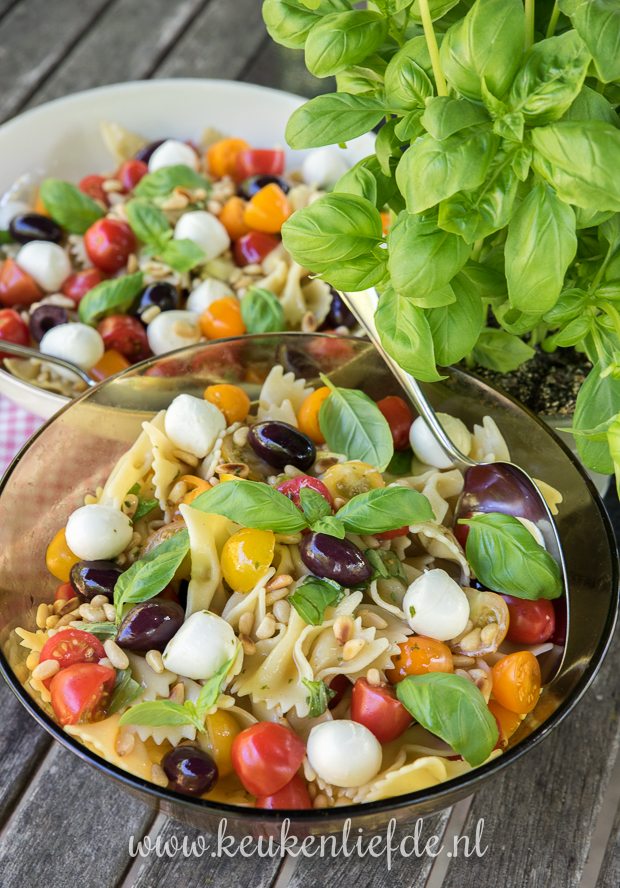 Pastasalade caprese + kookfilmpje! Pastasalade caprese + kookfilmpje!