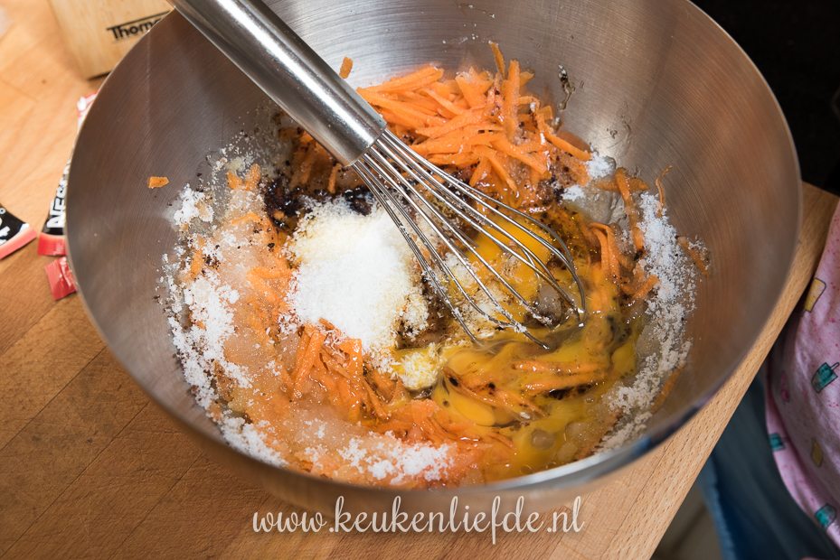 Worteltaart met koffie en wittechocoladeglazuur