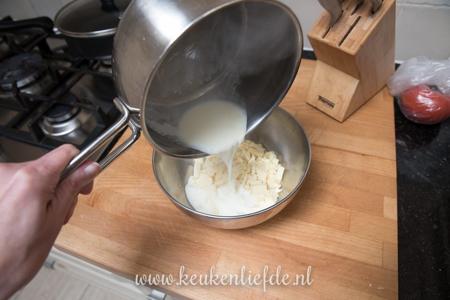 Worteltaart met koffie en wittechocoladeglazuur