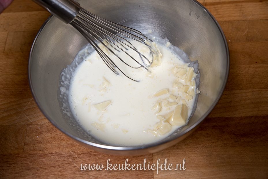 Worteltaart met koffie en wittechocoladeglazuur