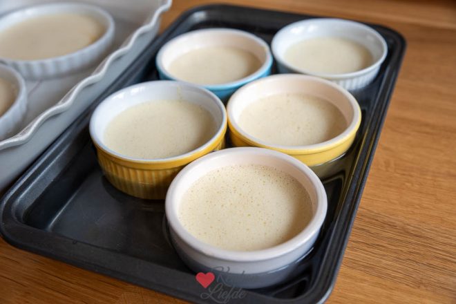 Vul de crème brûlée schaaltjes