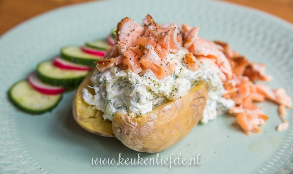 Gepofte aardappel met tzatziki en zalm