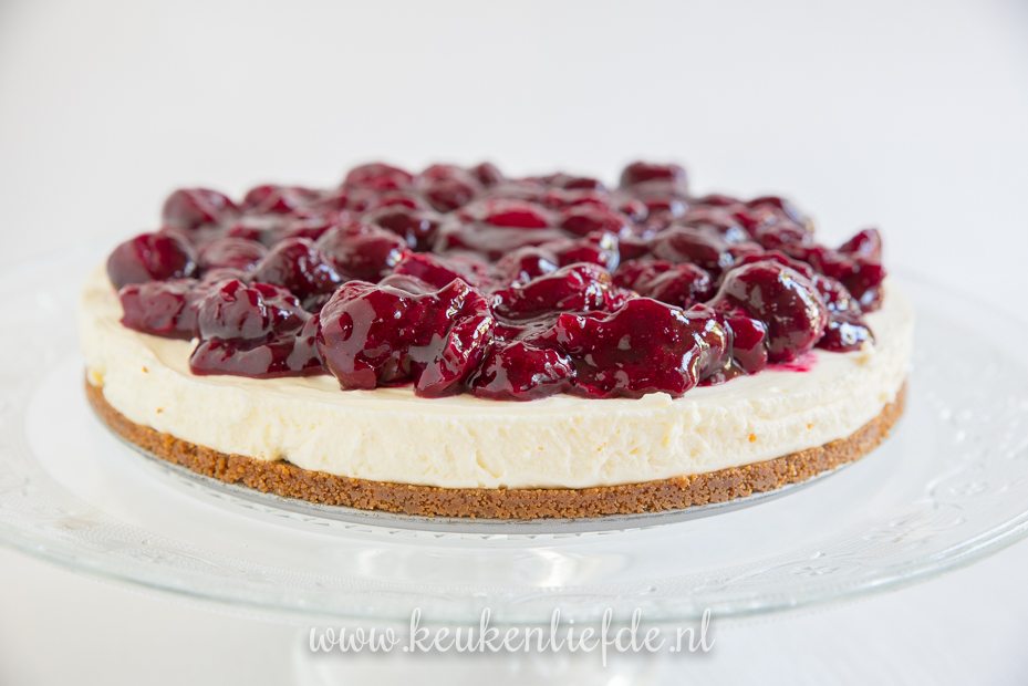 Monchoutaart met zelfgemaakte kersencompote Monchoutaart met zelfgemaakte kersencompote