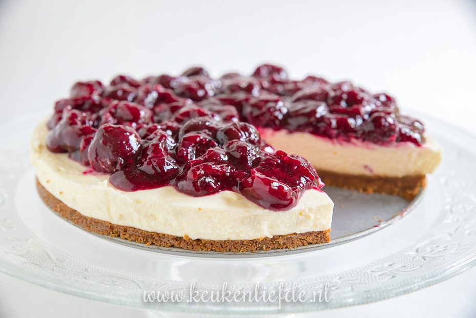 Monchoutaart met zelfgemaakte kersencompote Monchoutaart met zelfgemaakte kersencompote