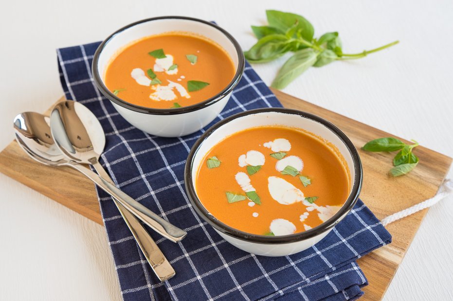 Verse tomatensoep met room en basilicum